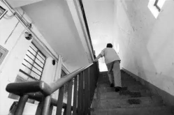 小区电梯谁有权利关闭呢怎么办,物业无权随意关闭，业主权益如何保障？